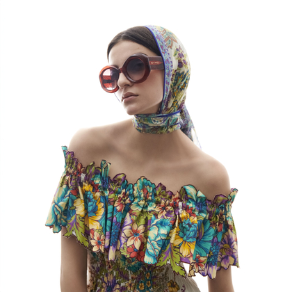 Woman wearing ETRO fouldard and sunglasses - link to sunglasses