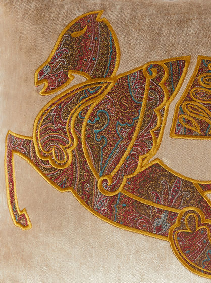 PEGASO PAISLEY와 자수가 있는 쿠션