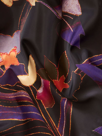COSTUME WITH LEAFY FLORAL PRINT