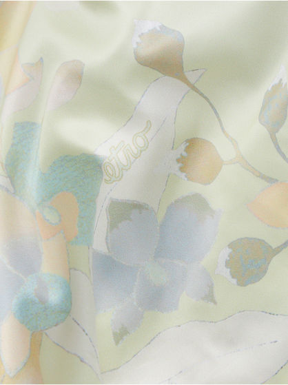 COSTUME WITH LEAFY FLORAL PRINT