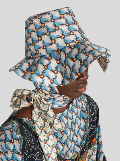 WIDE-BRIMMED SILK HAT