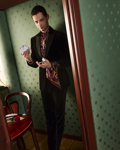 Model wearing Etro: SINGLE-BREASTED BLAZER WITH CONTRASTING LINING of Paisley Holiday collection