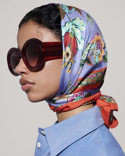 Woman wearing ETRO fouldard and sunglasses - link to sunglasses