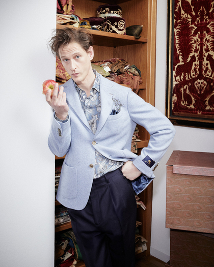 Man wearing a light blue WOOL AND CASHMERE BLAZER from the ETRO tradition capsule