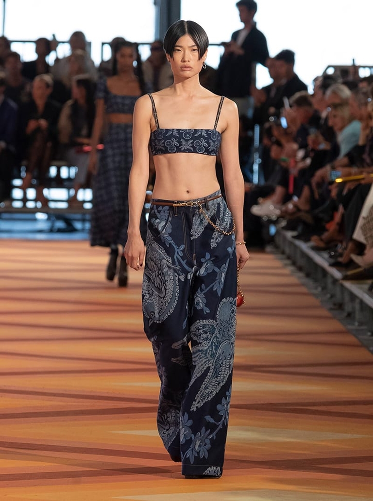 Woman Fashion Show SS23 by Marco De Vincenzo