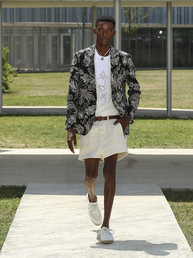 Etro Man Fashion Show SS23; Floral Paisley Jacket With Beads, T-Shirt With Floral Embroidery, High Waist White Shorts and Leather Belt With Mini Stud