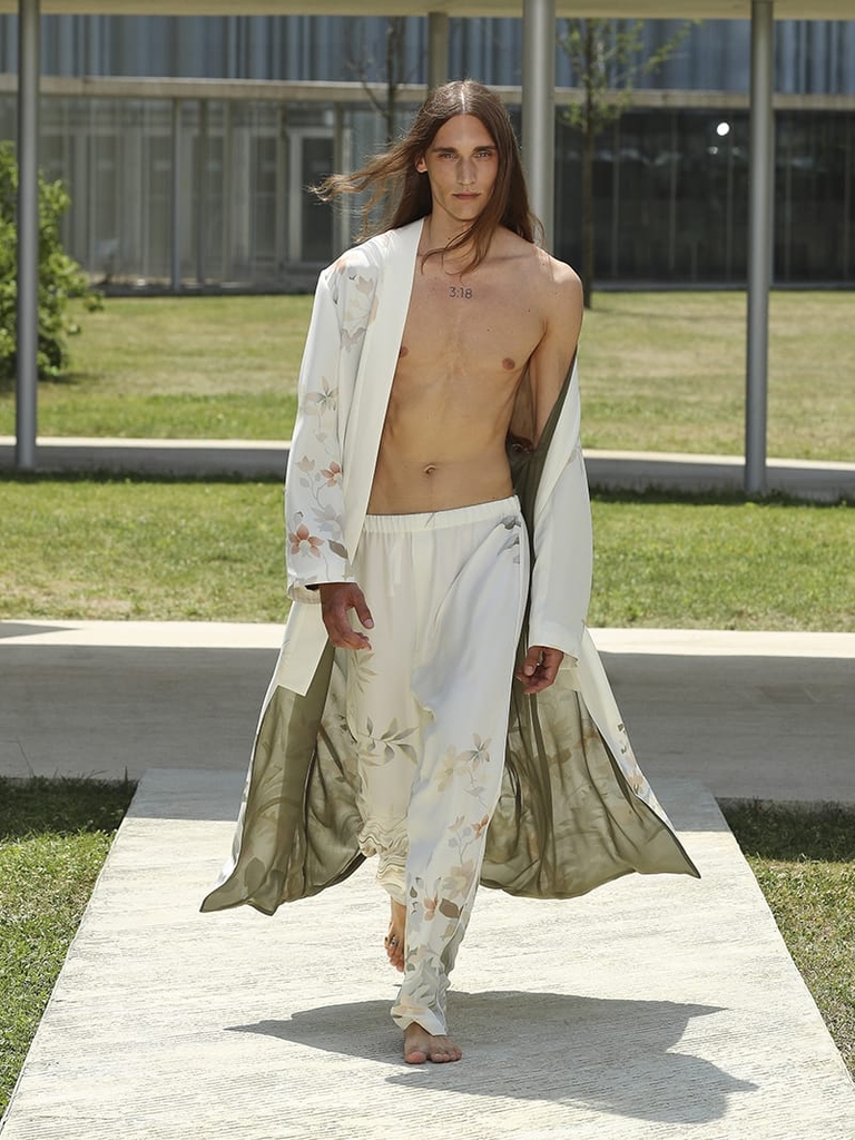 Etro Man Fashion Show SS23; Kimono-Style Coat With Shawl Lapel and Trousers With Leafy Floral Print