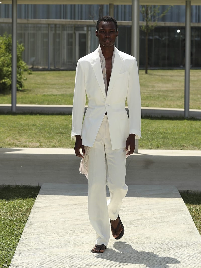 Etro Man Fashion Show SS23; Jacquard White Jacket and Linen Trousers With Tucks