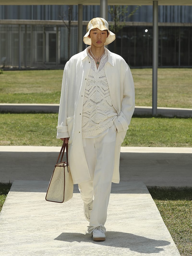 Etro Man Fashion Show Ss23; Linen Trousers With Tucks, Floral Knit Waistcoat, White Cardigan And Raffia Hat