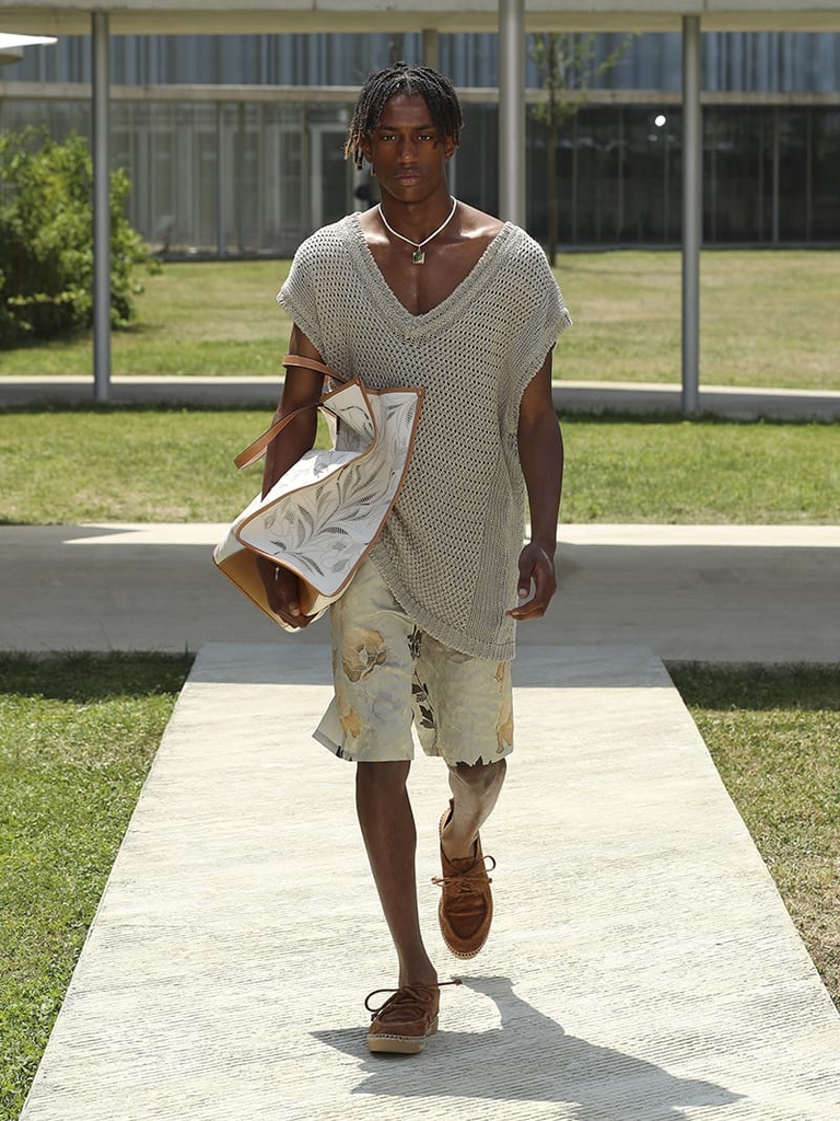 Etro Man Fashion Show SS23; Bermudas With Leafy Floral Print and Knitted Linen Gilet