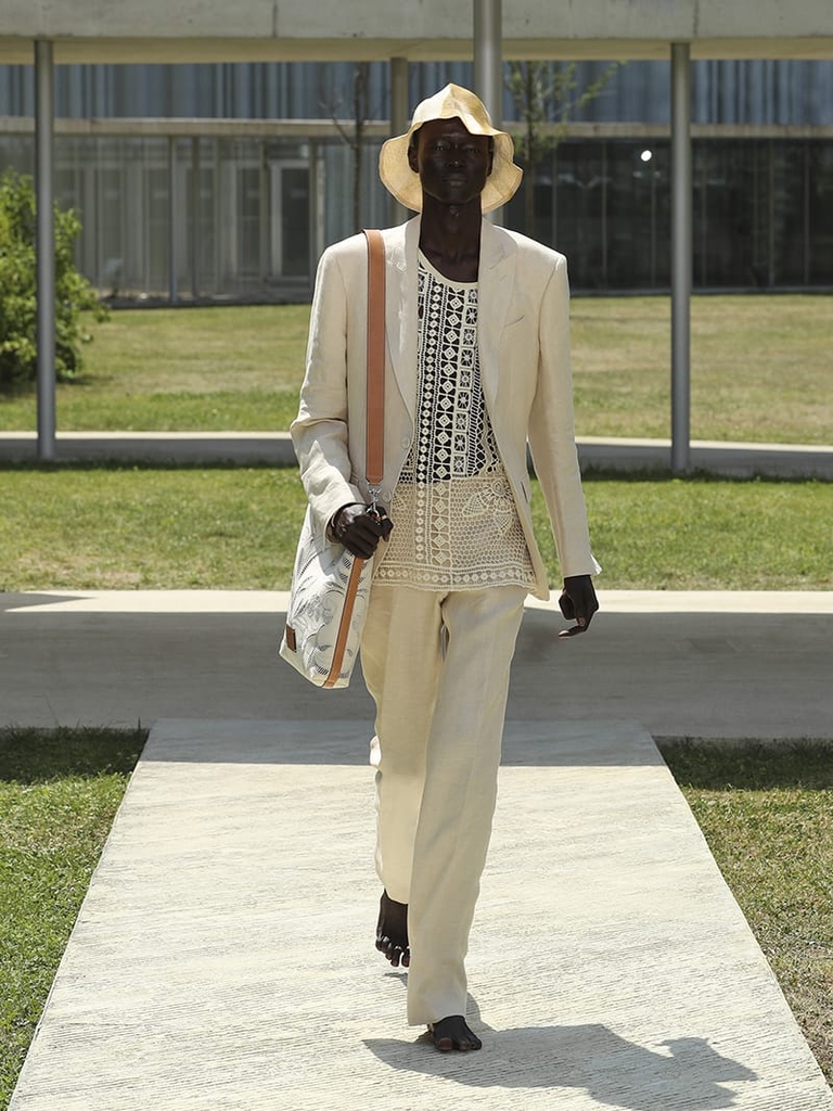 Etro Man Fashion Show SS23; Linen And Silk Beige suit accompanied by a white jersey and Raffia Hat