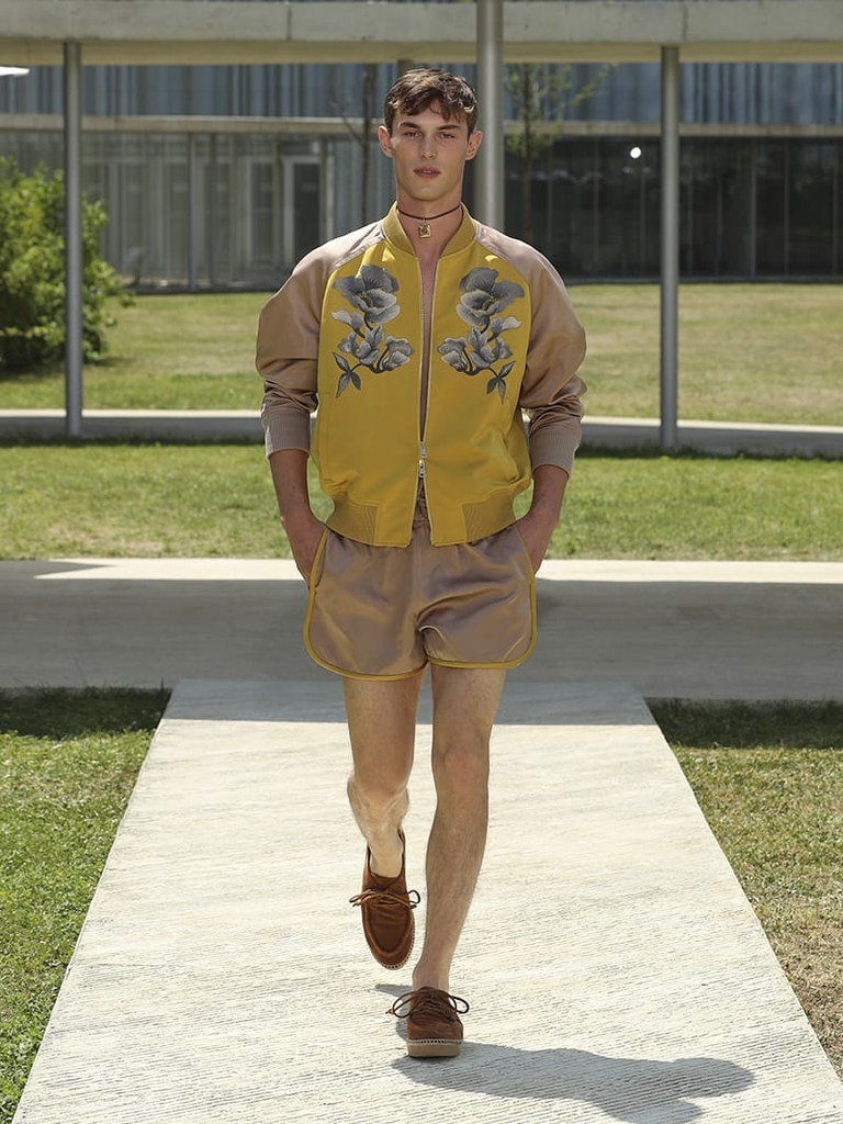 Etro Man Fashion Show SS23; Beige Silk Shorts and Bomber Jacket With Embroidered Oriental Flowers