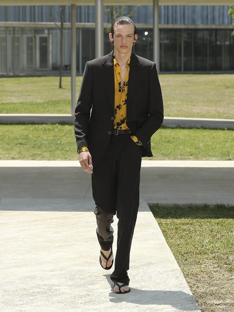Etro Man Fashion Show SS23; Tailored Jungle Pattern Jacquard Suit with Floral Foliage Linen Shirt