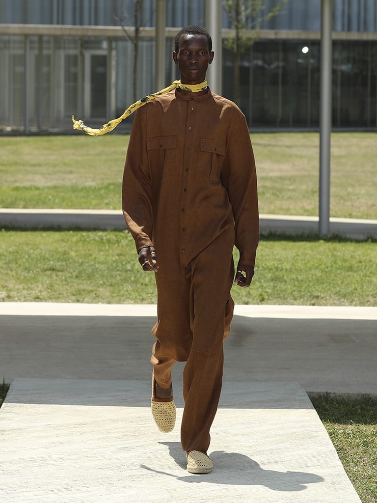 Etro Man Fashion Show SS23; Brown Jumpsuit With A Korean Collar