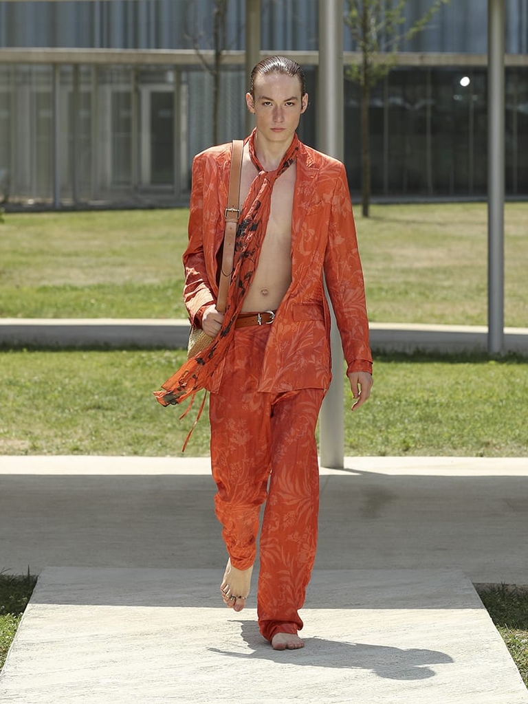 Etro Man Fashion Show SS23; Orange Leafy Suit with Leafy Floral Silk Scarf