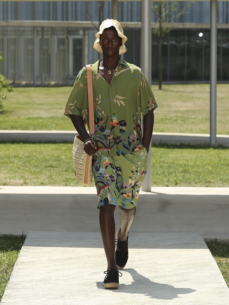 Etro Man Fashion Show SS23; Short-Sleeved Leafy Silk Shirt and Bermudas With Leafy Floral Print
