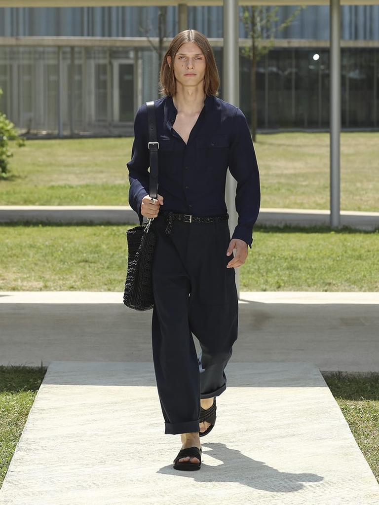 Etro Man Fashion Show SS23; Paisley Jacquard Navy Blue Shirt, Black Trousers and Large Shopping Bag With Paisley Design