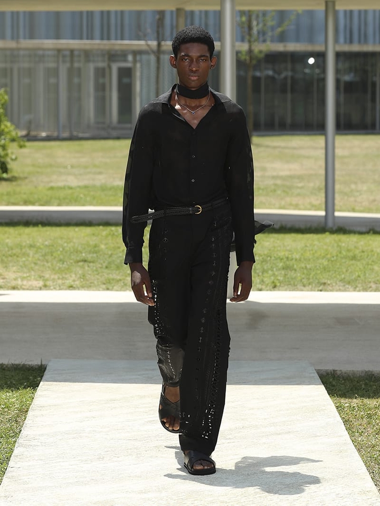 Etro Man Fashion Show SS23; Black Silk Jacquard Shirt, Black Trousers and Leather Belt With Mini Stud