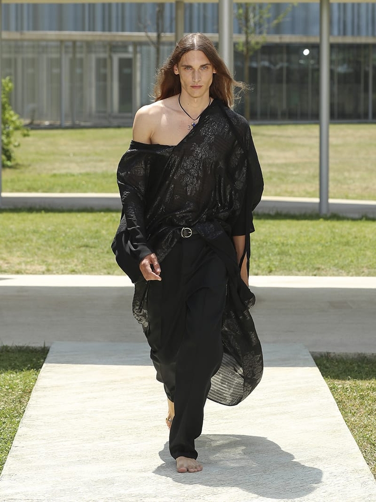 Etro Man Fashion Show SS23; Long Dark Caftan Shirt, Black Trousers and Leather Belt With Mini Stud