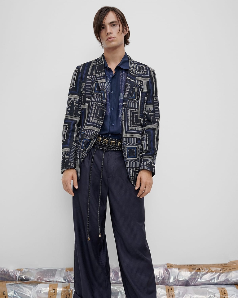 파우치 패턴 재킷과 Crown Me 가죽 벨트를 착용한 남성 - SS23 남성 컬렉션
