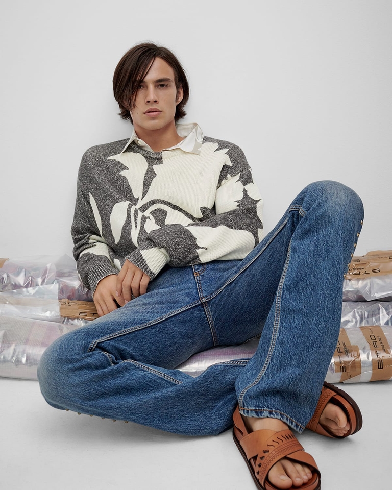 大きな花柄のジャカード織セーター、デニムパンツを着用した男性 - 2023春夏メンズ コレクション