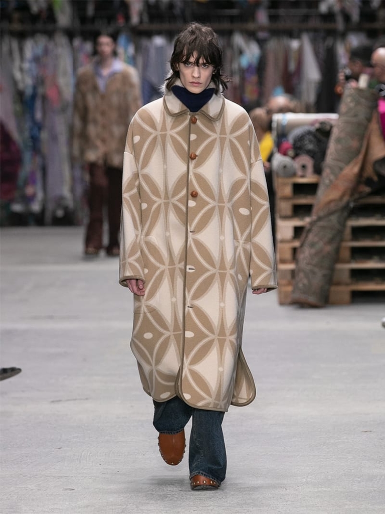 Model with beige long jacket Etro fashion show fall winter collection 2023/2024