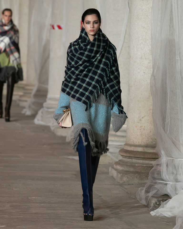 Model with scarf, tuchese jacket and beige handbag fashion show Etro 2023 woman