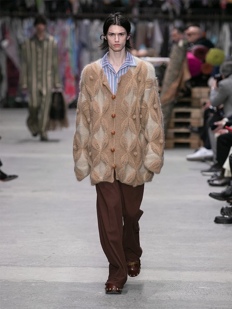Model with beige cardigan and brown trousers Etro fashion show fall winter collection 2023/2024