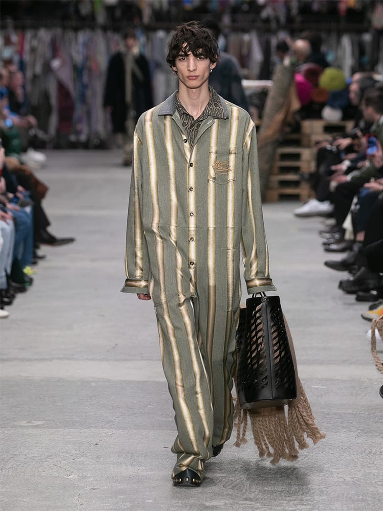 Model with gold-grey dress and handbag Etro fashion show fall winter collection 2023/2024