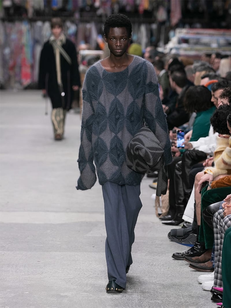 Model with blue jumper and trousers Etro fashion show fall winter collection 2023/2024