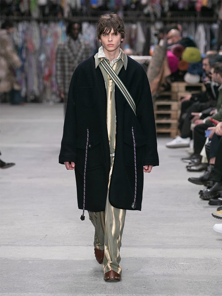 Model with black jacket and shoulder bag Etro fashion show fall winter collection 2023/2024