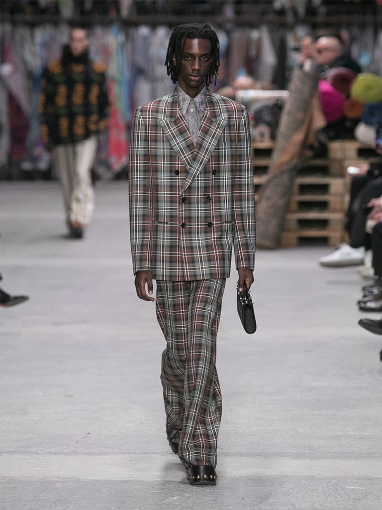 Model with green and brown elegant suit Etro fashion show fall winter collection 2023/2024