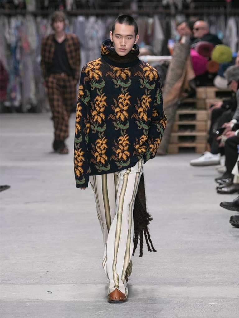 Model with floral motif jumper Etro fashion show fall winter collection 2023/2024