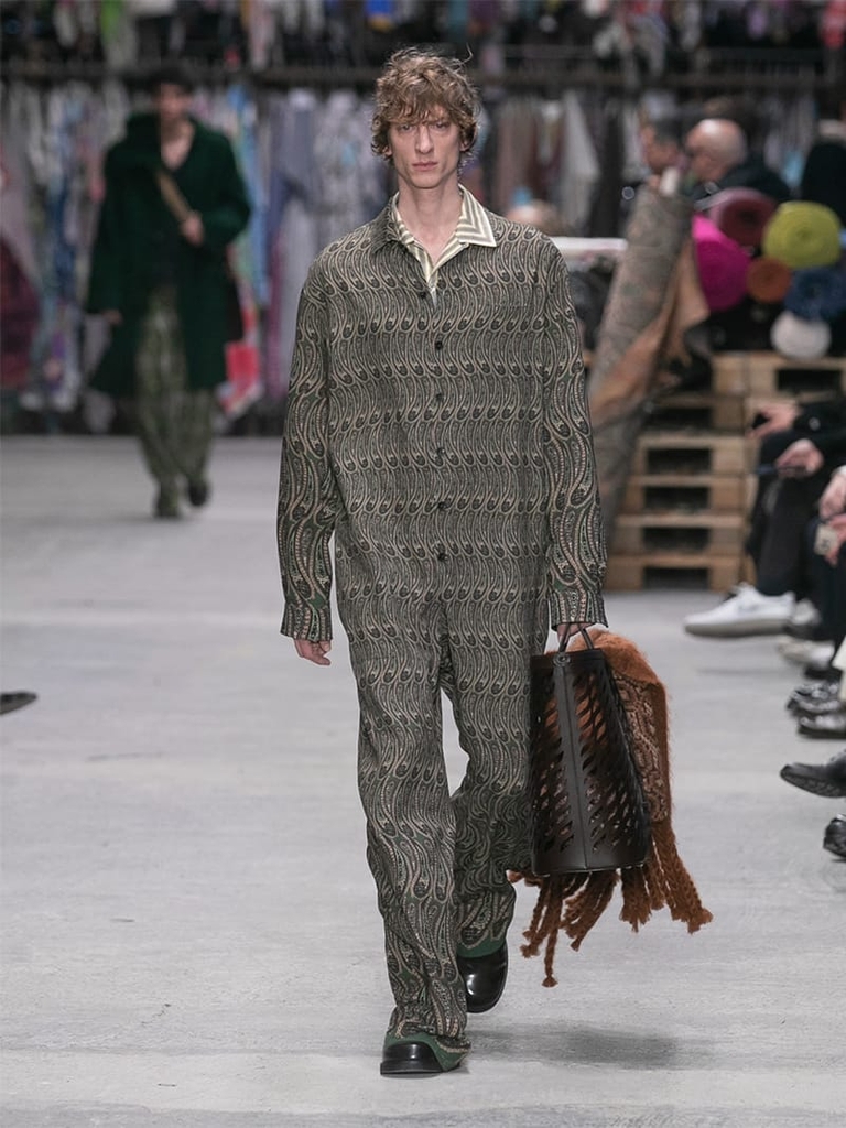 Model with green elegant suit Etro fashion show fall winter collection 2023/2024