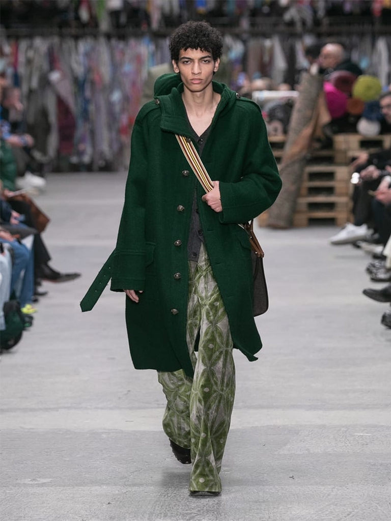 Model with green jacket and shoulder bag Etro fashion show fall winter collection 2023/2024