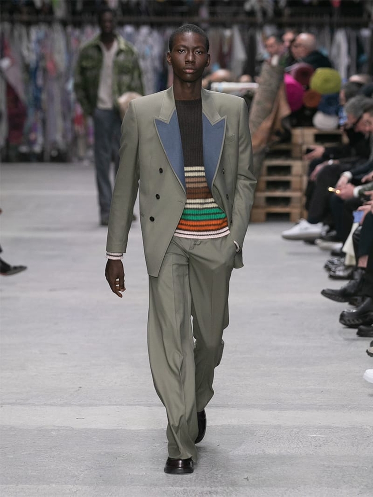Model with elegant suit and striped jumper Etro fashion show fall winter collection 2023/2024