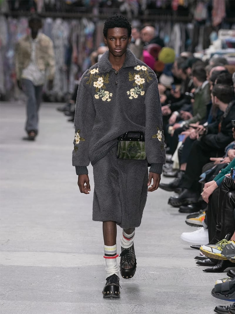 Model with grey floral motif jumper Etro fashion show fall winter collection 2023/2024