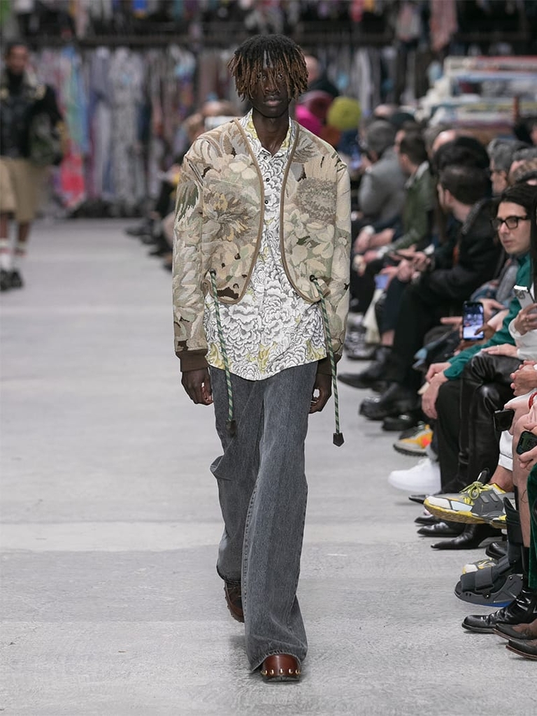 Model with floral motif jacket and jeans Etro fashion show fall winter collection 2023/2024
