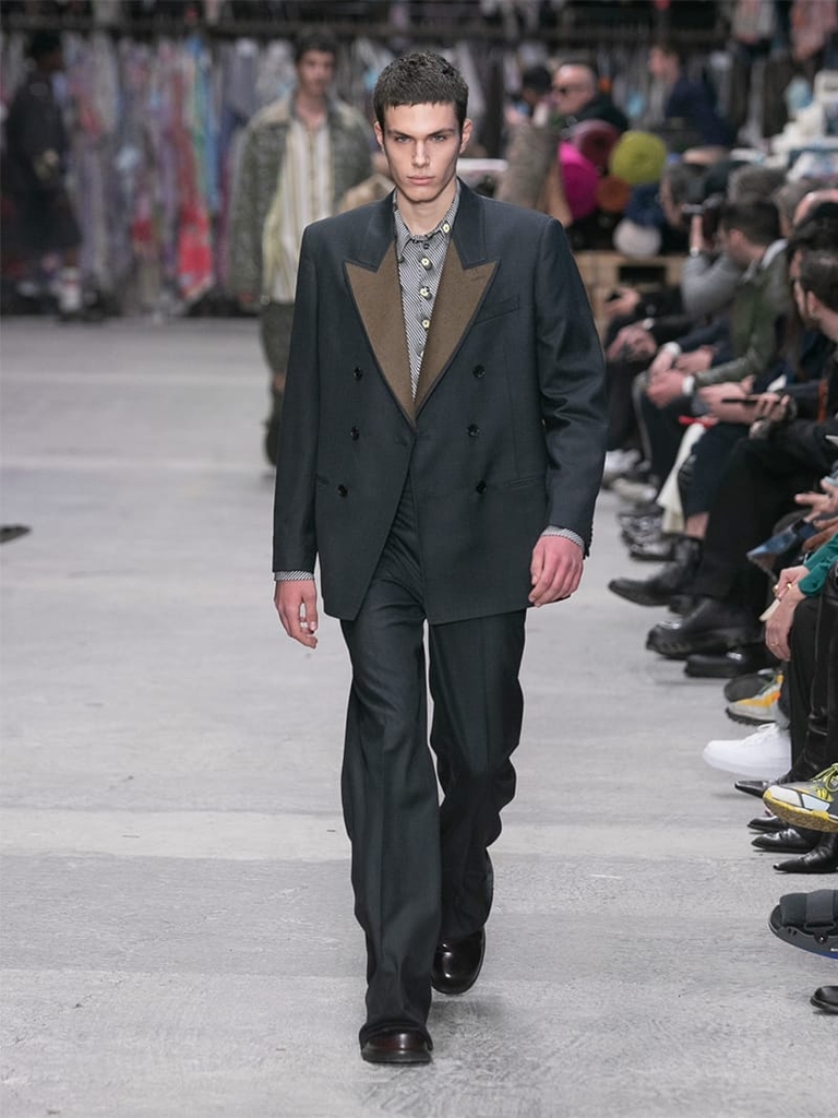 Model with elegant black suit Etro fashion show fall winter collection 2023/2024