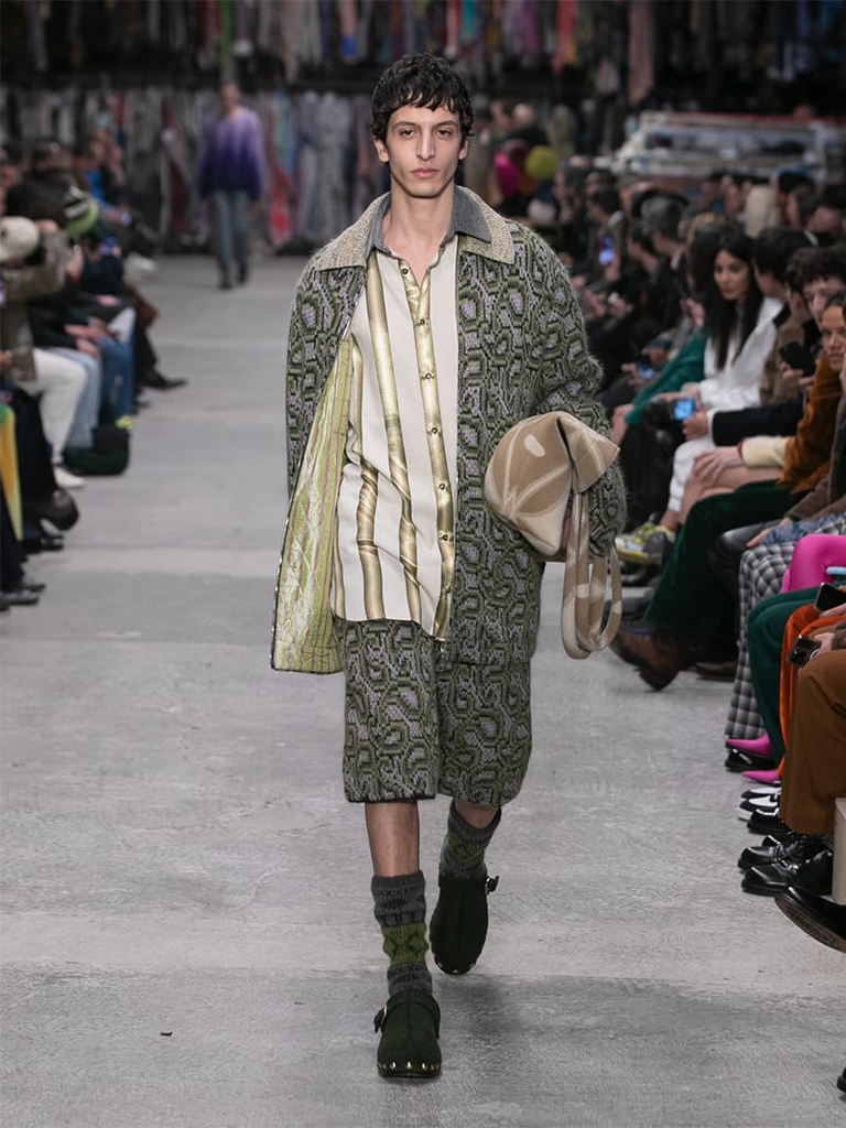 Model with green suit and gold striped shirt Etro fashion show fall winter collection 2023/2024