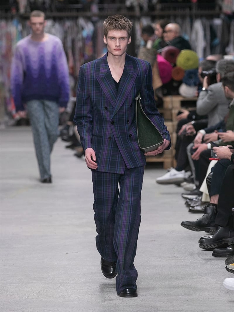 Model with elegant purple and blue suit Etro fashion show fall winter collection 2023/2024