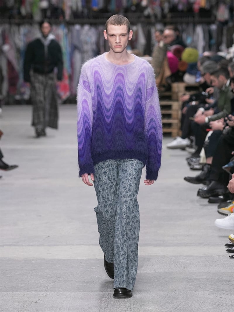 Model with blue and purple jumper Etro fashion show fall winter collection 2023/2024