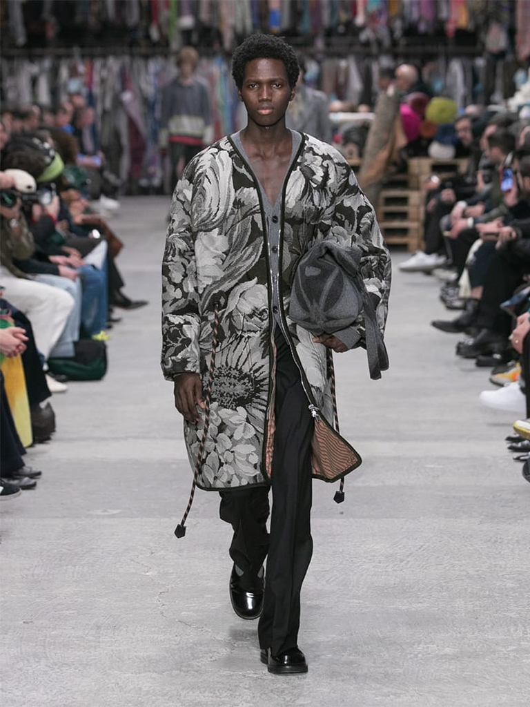 Model with grey jacket with floral patterns and grey bag Etro fashion show fall winter collection 2023/2024