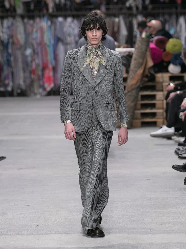 Model with elegant grey suit and scarf Etro fashion show fall winter collection 2023/2024
