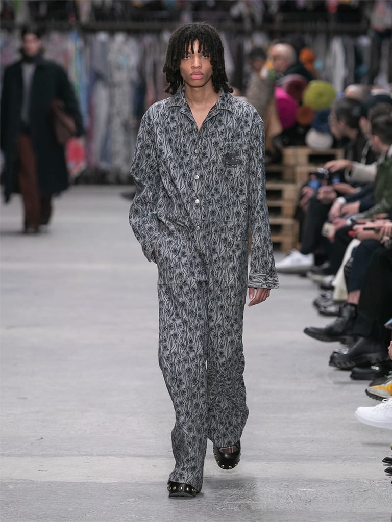 Model with grey suit with floral patterns Etro fashion show fall winter collection 2023/2024
