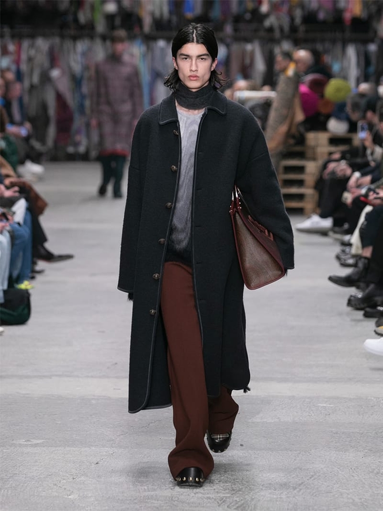 Model with black scarf and jacket and brown bag Etro fashion show fall winter collection 2023/2024
