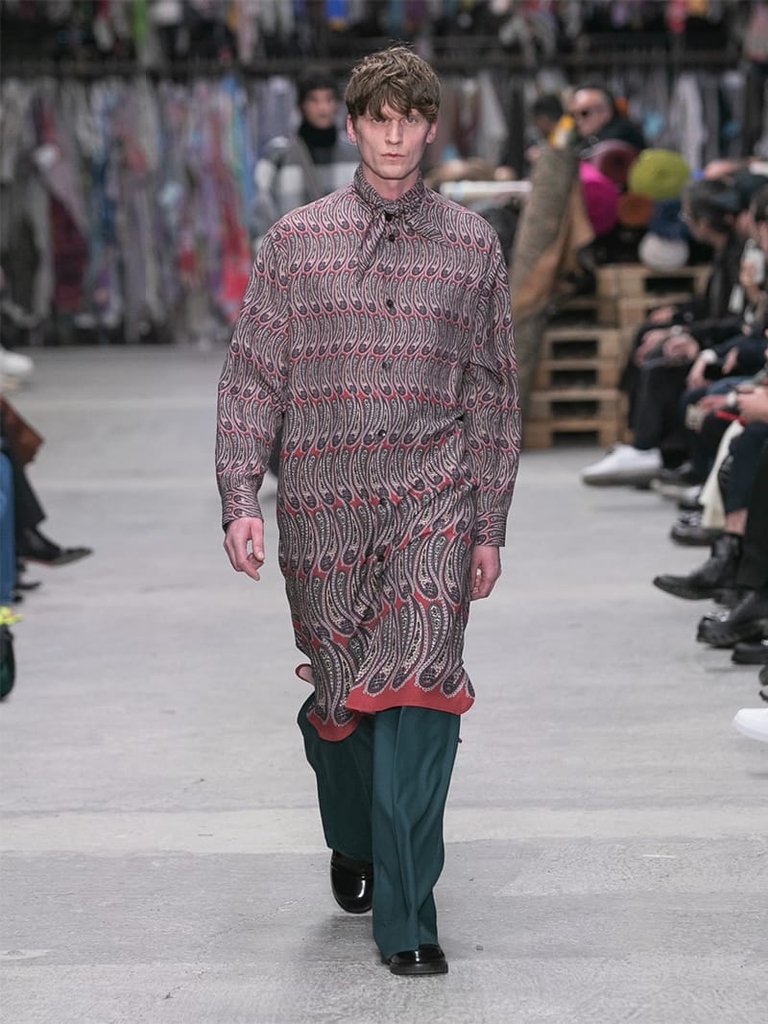 Model with paisley patterned dress and scarf Etro fashion show fall winter collection 2023/2024