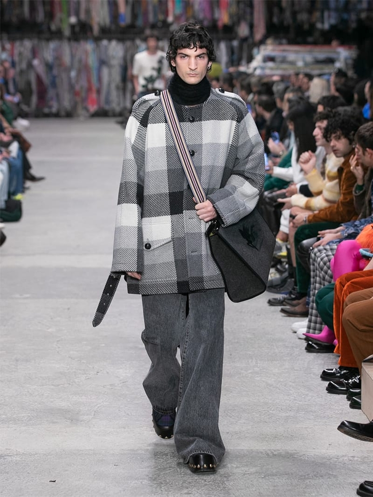 Model with checked jacket, black scarf and shoulder bag Etro fashion show fall winter collection 2023/2024