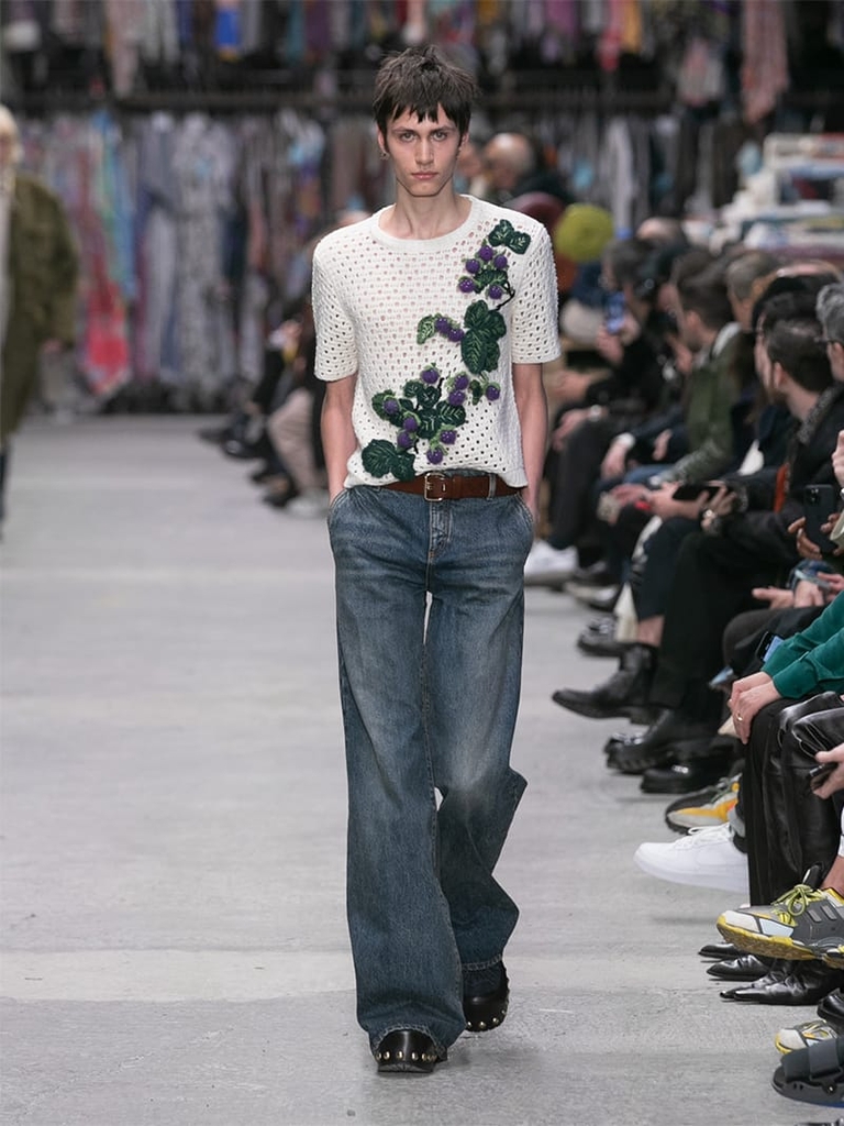 Model with white floral patterned sweater and jeans Etro fashion show fall winter collection 2023/2024