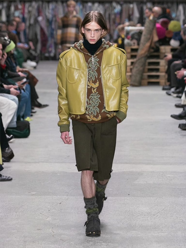 Model with yellow leather jacket and brown sweatshirt with floral patterns Etro fashion show fall winter collection 2023/2024